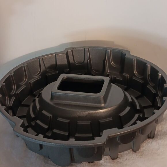 Nordic Ware "Sports Arena" Super Bowl Shaped Bundt / Baking Pan - Picture 3 of 5